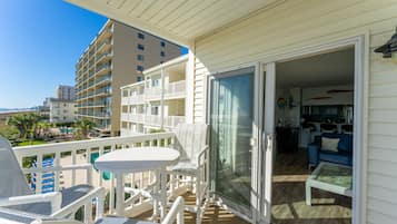 Condo com design assinado, 2 quartos, 2 banheiros, vista para o oceano | Sacada