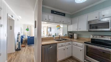 Condo com design assinado, 2 quartos, 2 banheiros, vista para o oceano | Cozinha privada | Geladeira, micro-ondas, fogão, cooktop