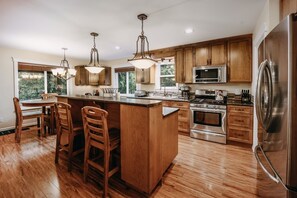 Geladeira, micro-ondas, fogão, lava-louças