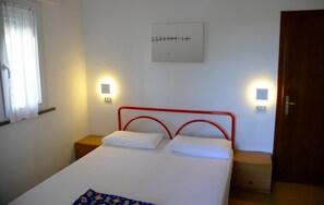 1 camera, una cassaforte in camera, ferro/asse da stiro