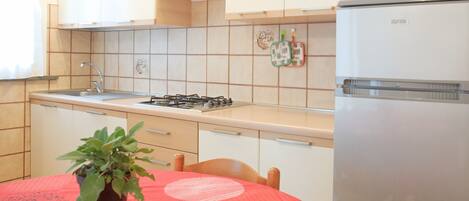 Réfrigérateur, plaque de cuisson, bouilloire électrique