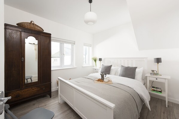 2 bedrooms, iron/ironing board, internet, bed sheets