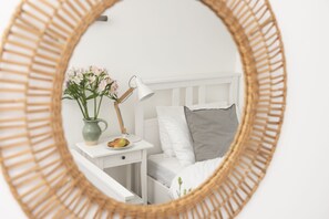 2 bedrooms, iron/ironing board, internet, bed sheets