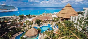 Cozumel Spacious Studio with Beach & Pools