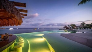 An infinity pool - Elegant Caribbean Studio with Beach Area and Pool (San Miguel de Cozumel)