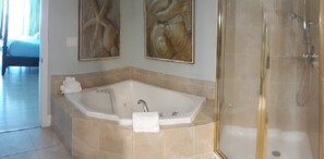 Duschwanne, Whirlpool, Handtücher, Seife