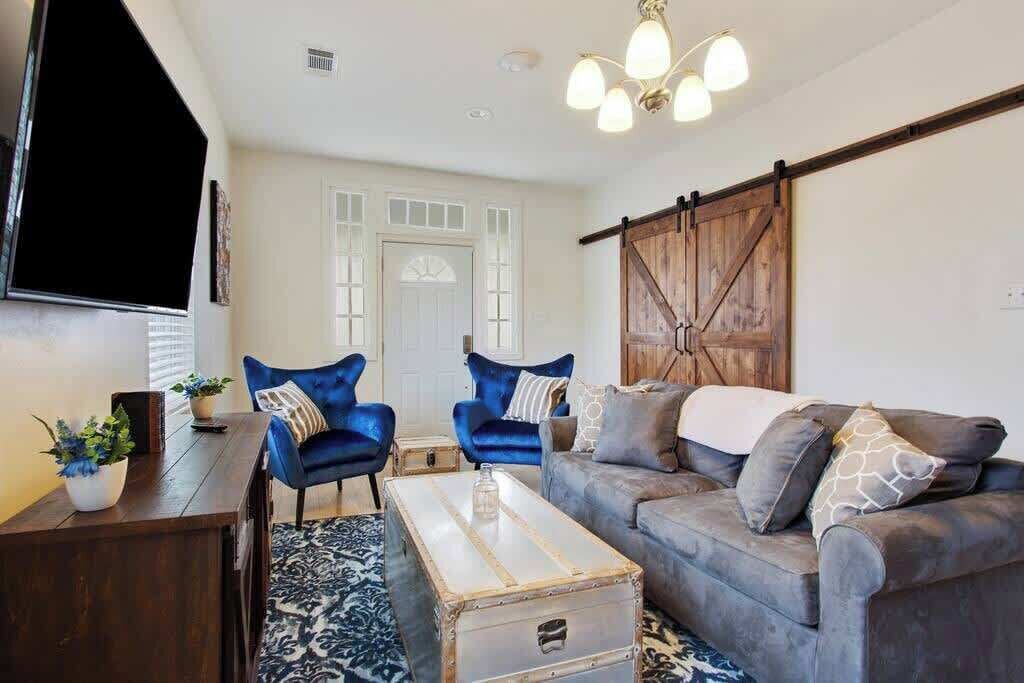 Een televisie en een kantoor