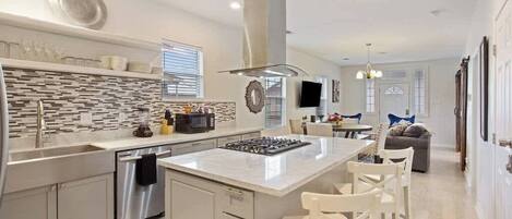 Réfrigérateur, four à micro-ondes, un four, surface de cuisson