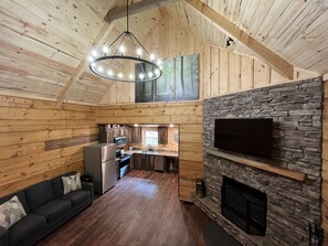 Smart TV, fireplace, video games - Family Log Cabin! Great location, privacy & ambiance! Hot tub! Corn Hole! (Sevierville)