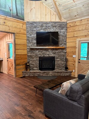 Smart TV, fireplace, video games - Family Log Cabin! Great location, privacy & ambiance! Hot tub! Corn Hole! (Sevierville)