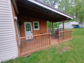 Outdoor dining - Cozy Cottage (Ashville)