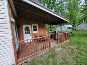 Outdoor dining - Cozy Cottage (Ashville)