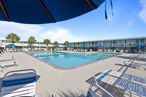 Soundfront Complex, pool, steps from beach!
