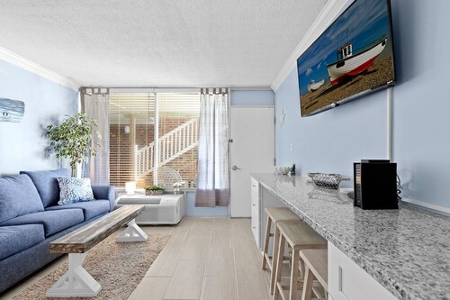 Soundfront Complex, pool, steps from beach!