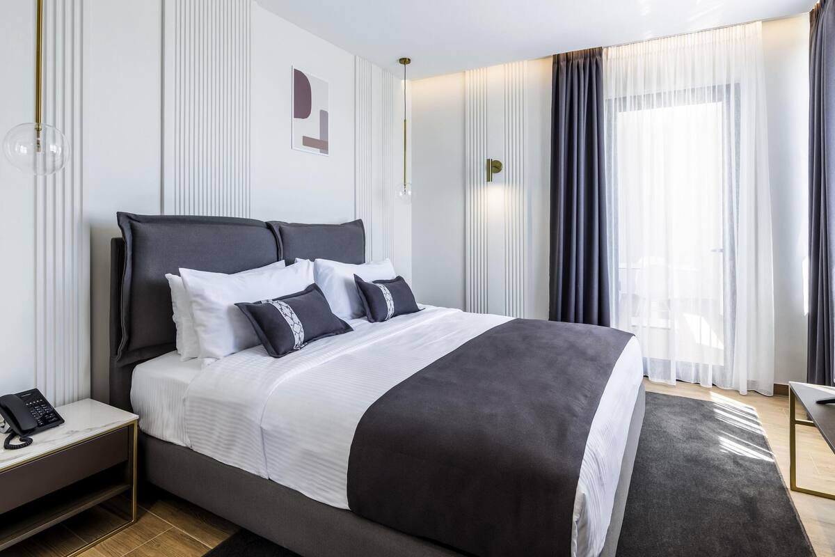 Een minibar, een kluis op de kamer, een bureau, verduisterende gordijnen