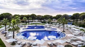 Alberca techada y alberca al aire libre por temporada