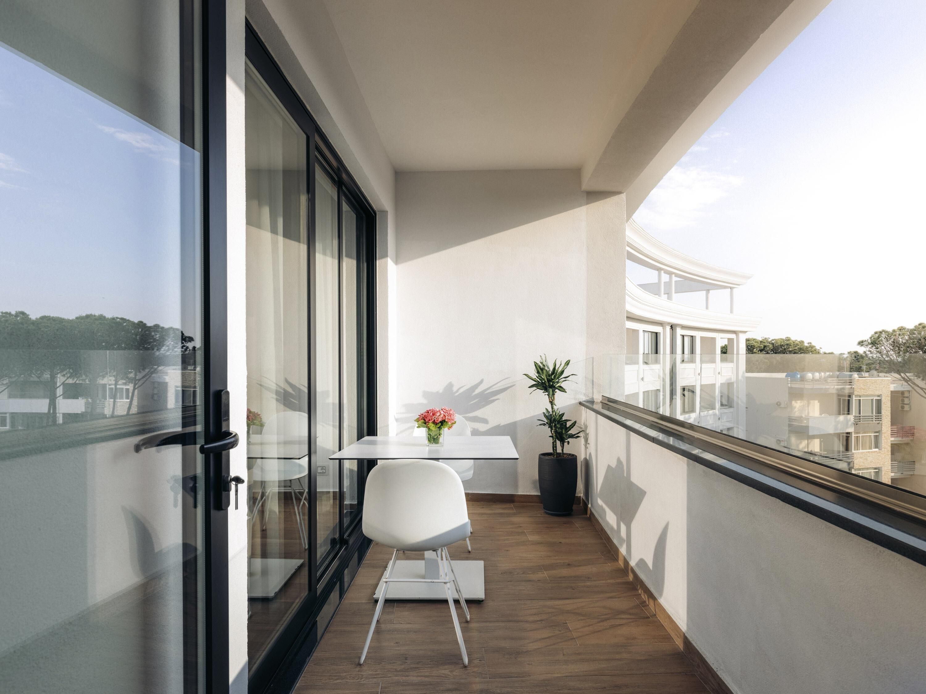 Rom – standard, 1 kingsize-seng | Minibar, safe på rommet, skrivebord og blendingsgardiner