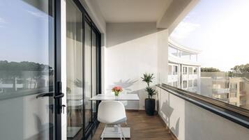 Habitación estándar, 1 cama King size | Minibar, caja de seguridad en la habitación y escritorio