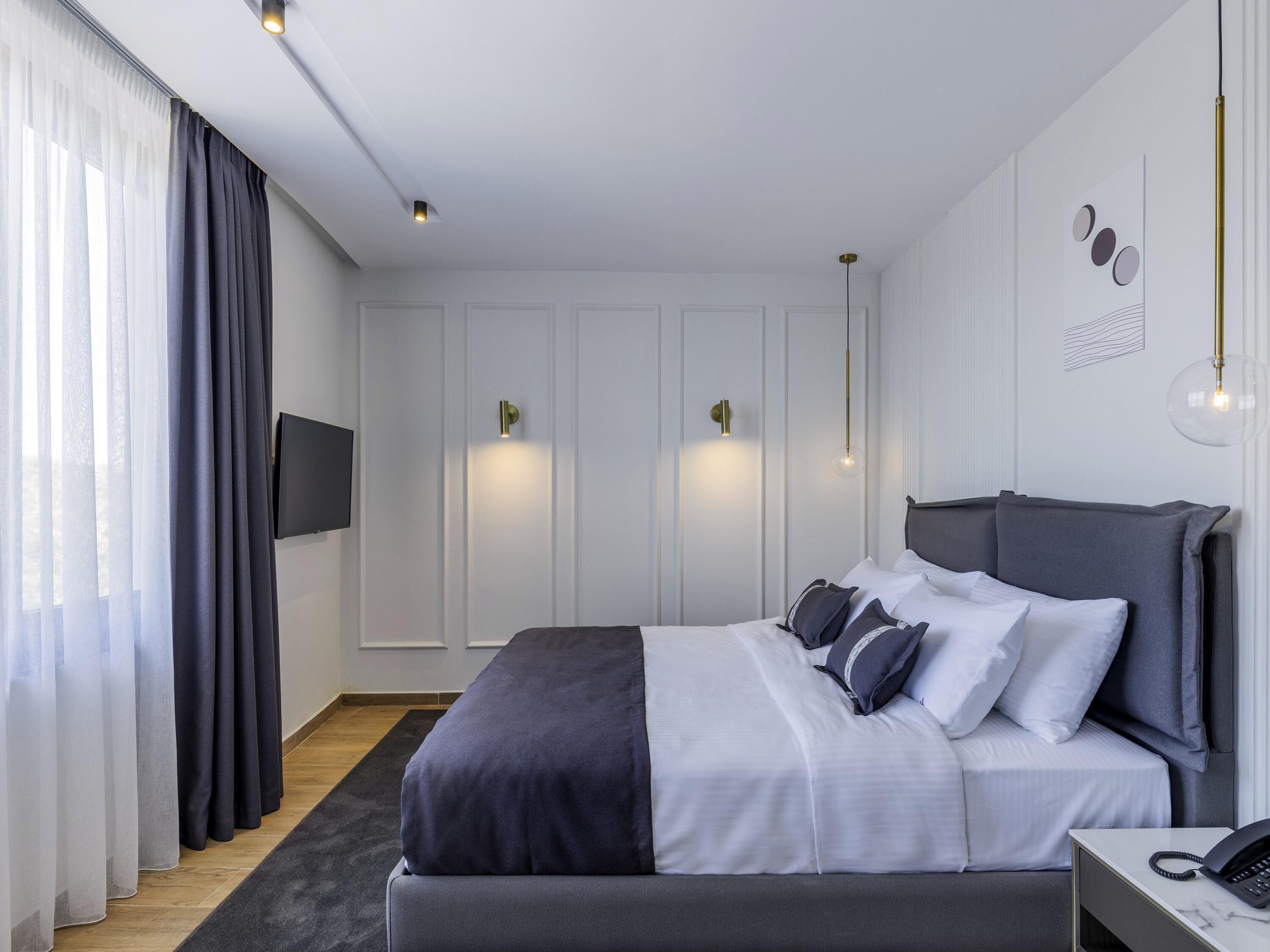 Minibar, Zimmersafe, Schreibtisch, Verdunkelungsvorhänge