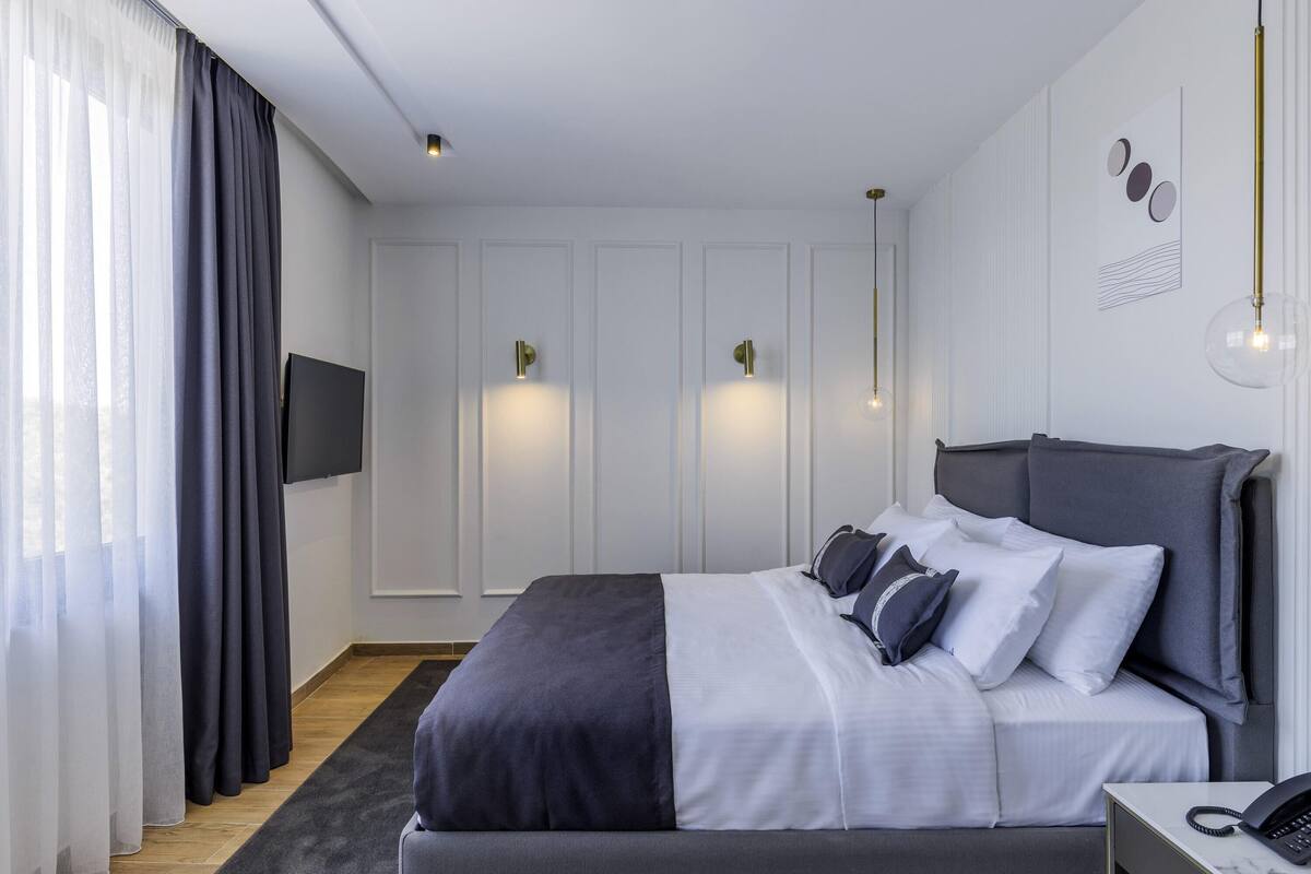 Een minibar, een kluis op de kamer, een bureau, verduisterende gordijnen