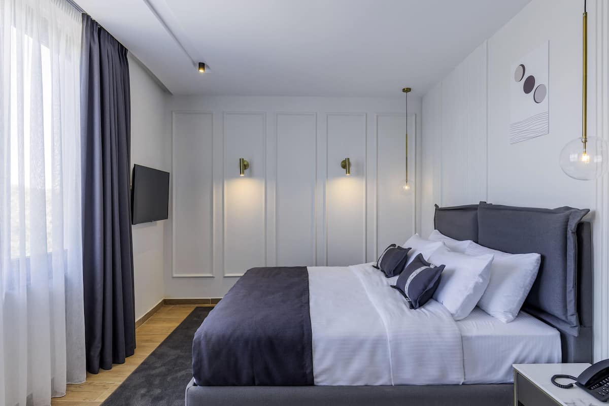 Minibar, Zimmersafe, Schreibtisch, Verdunkelungsvorhänge