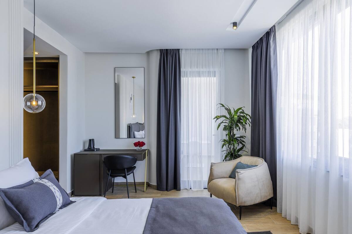 Standaard kamer, 1 kingsize bed | Een minibar, een kluis op de kamer, een bureau, verduisterende gordijnen