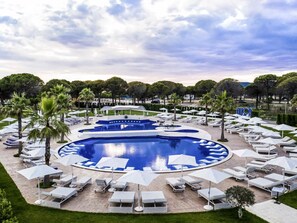 Piscina interna, piscina externa sazonal, guarda-sóis, espreguiçadeiras