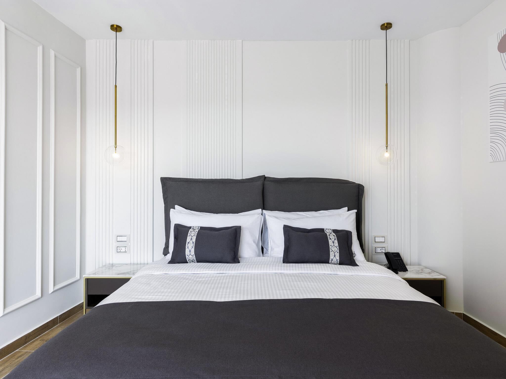 Minibar, pengeskab på værelset, skrivebord, mørklægningsgardiner
