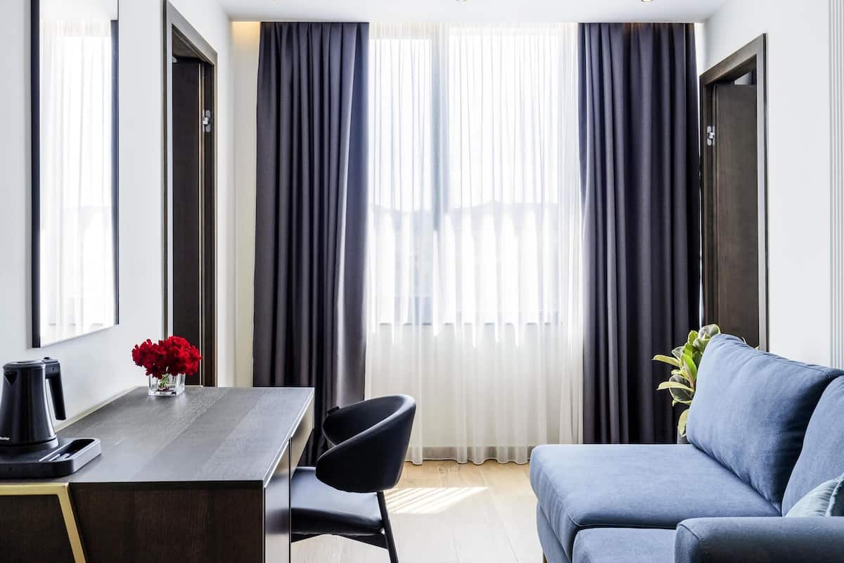 Minibar, coffres-forts dans les chambres, bureau, rideaux occultants