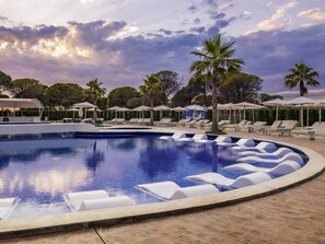 Inomhuspool, en säsongsöppen utomhuspool, parasoller och solstolar