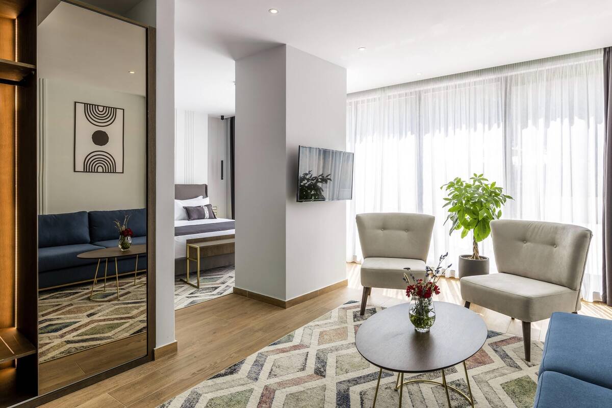 Superior suite, 1 kingsize bed met slaapbank | Een minibar, een kluis op de kamer, een bureau, verduisterende gordijnen