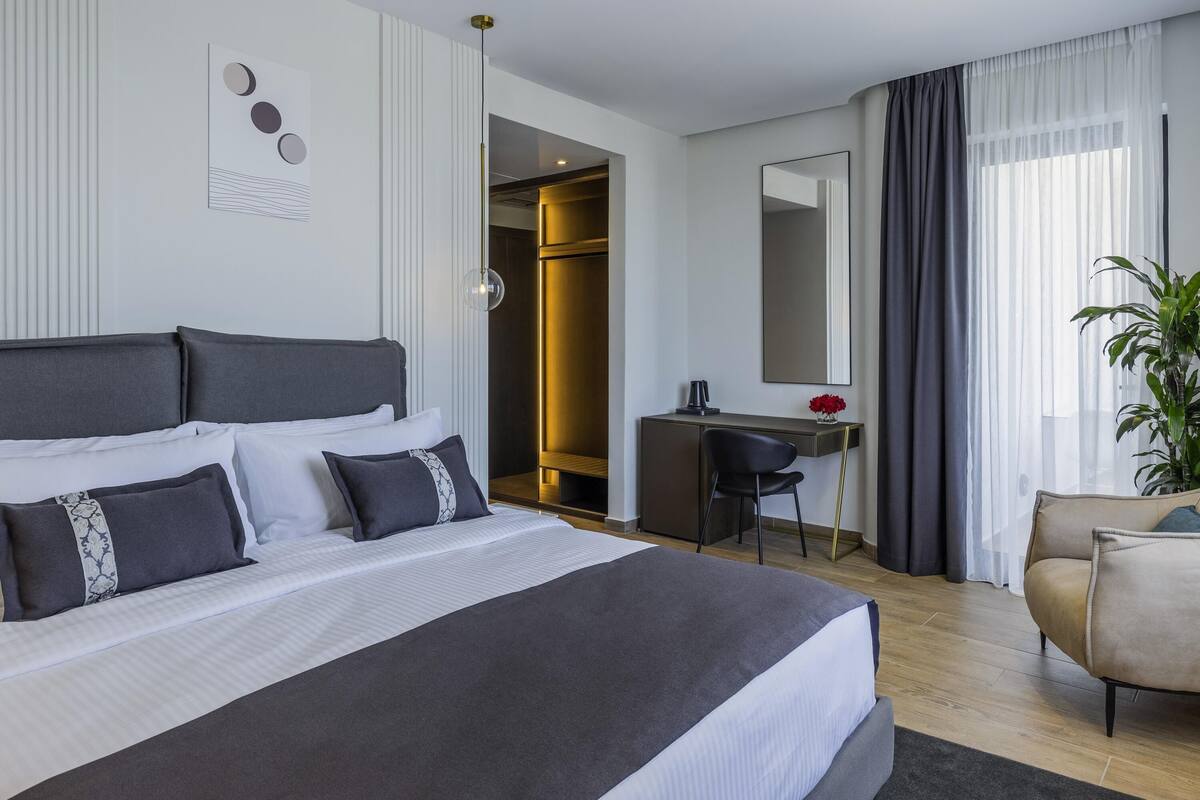 Een minibar, een kluis op de kamer, een bureau, verduisterende gordijnen