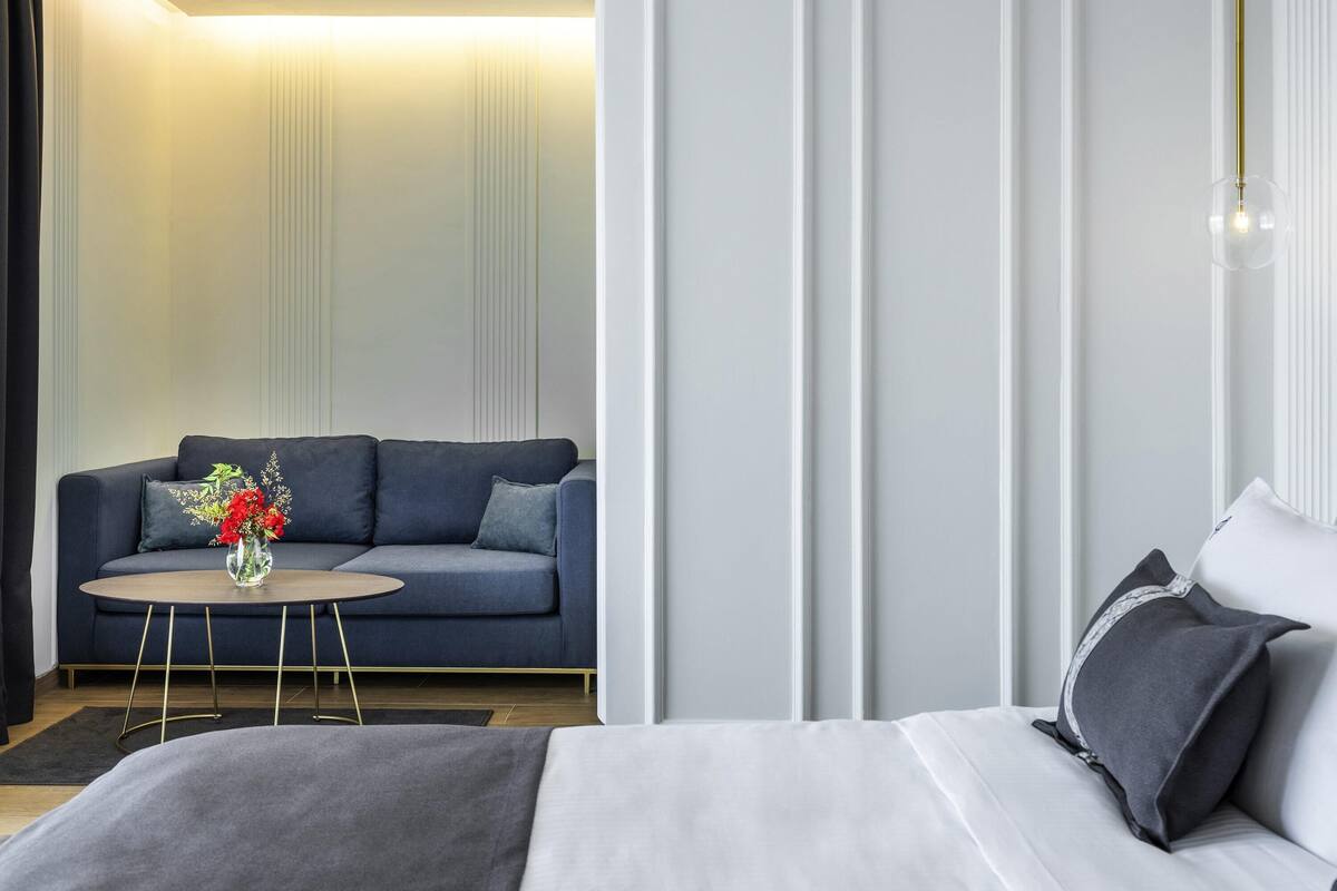 Een minibar, een kluis op de kamer, een bureau, verduisterende gordijnen