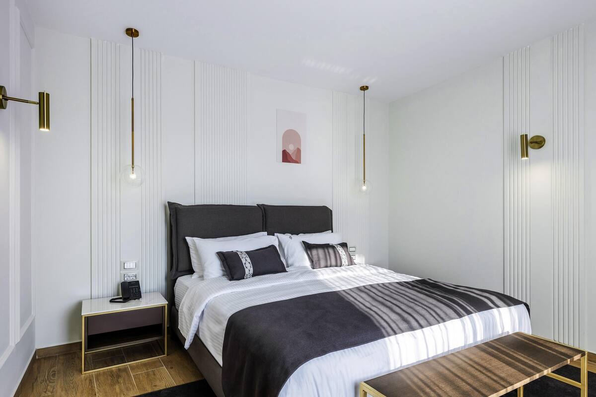 Een minibar, een kluis op de kamer, een bureau, verduisterende gordijnen