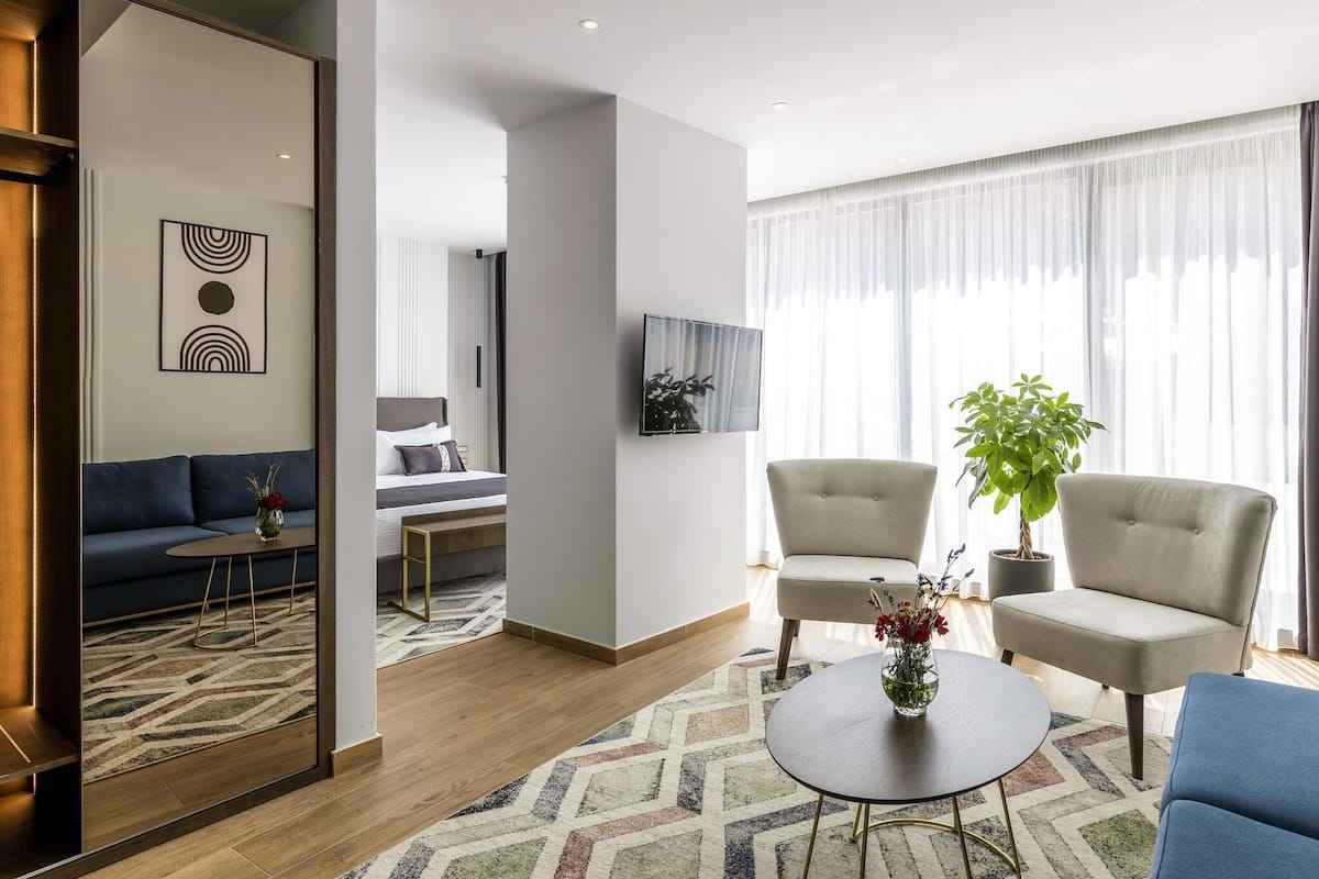 Suíte superior, 1 cama King e sofá-cama | Frigobar, cofres nos quartos, escrivaninha, cortinas blackout