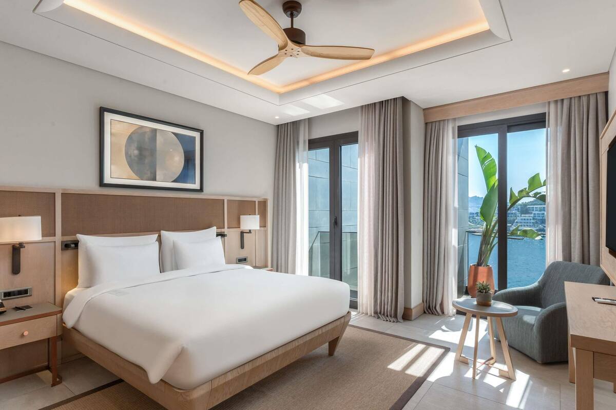 Suite ejecutiva, 1 cama de matrimonio grande, vistas al mar | Ropa de cama de alta calidad, edredones de plumas, minibar y caja fuerte