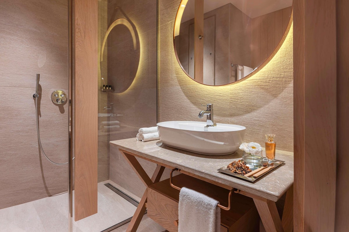 Ropa de cama de alta calidad, cubrecamas y minibar
