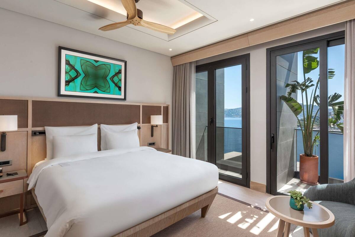 Suite junior, 1 cama de matrimonio grande, vistas al mar | Ropa de cama de alta calidad, edredones de plumas, minibar y caja fuerte
