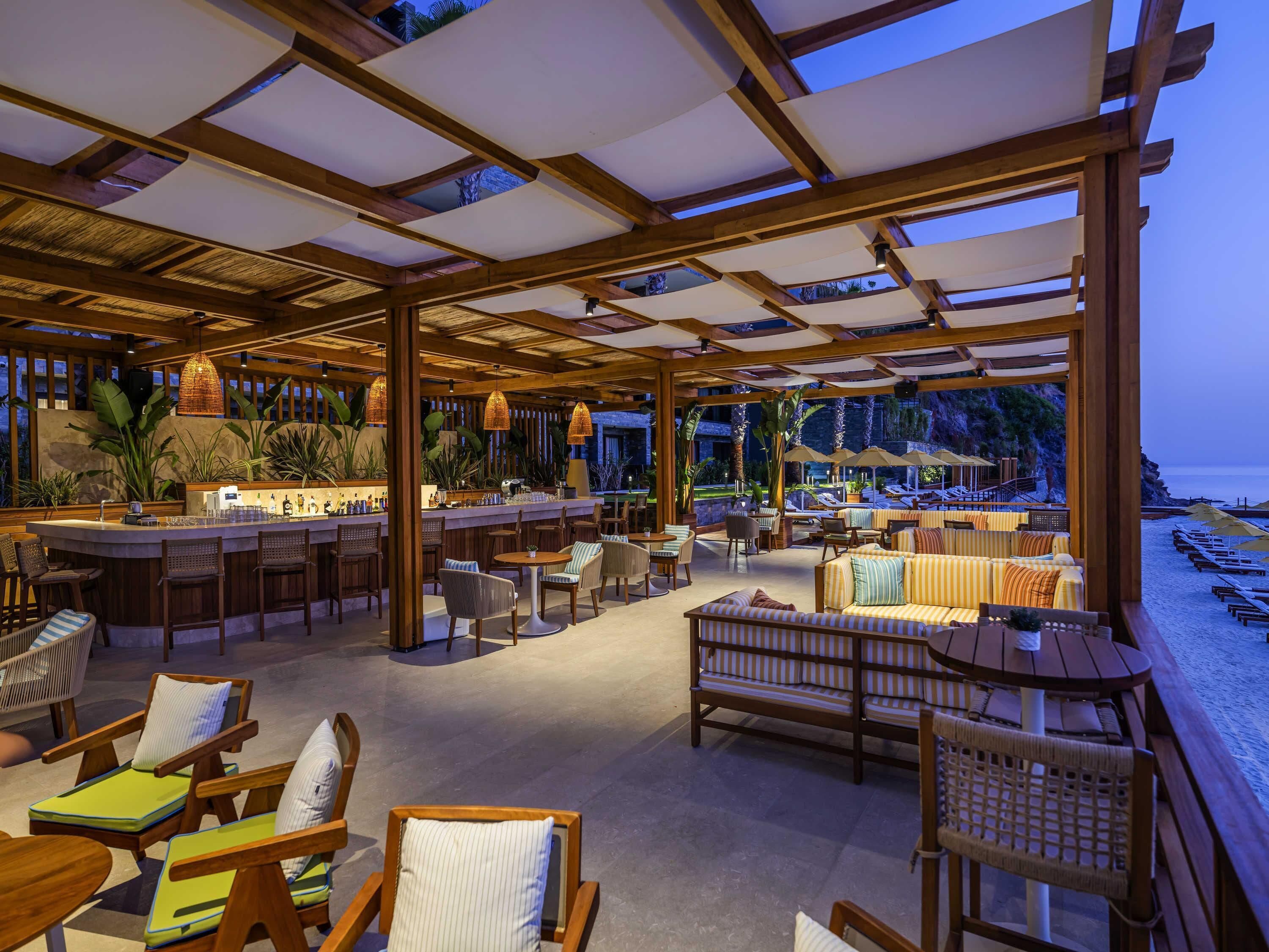 2 bares, bar en la playa