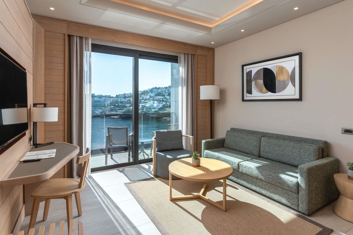 Premium bedding, down comforters, minibar, in-room safe