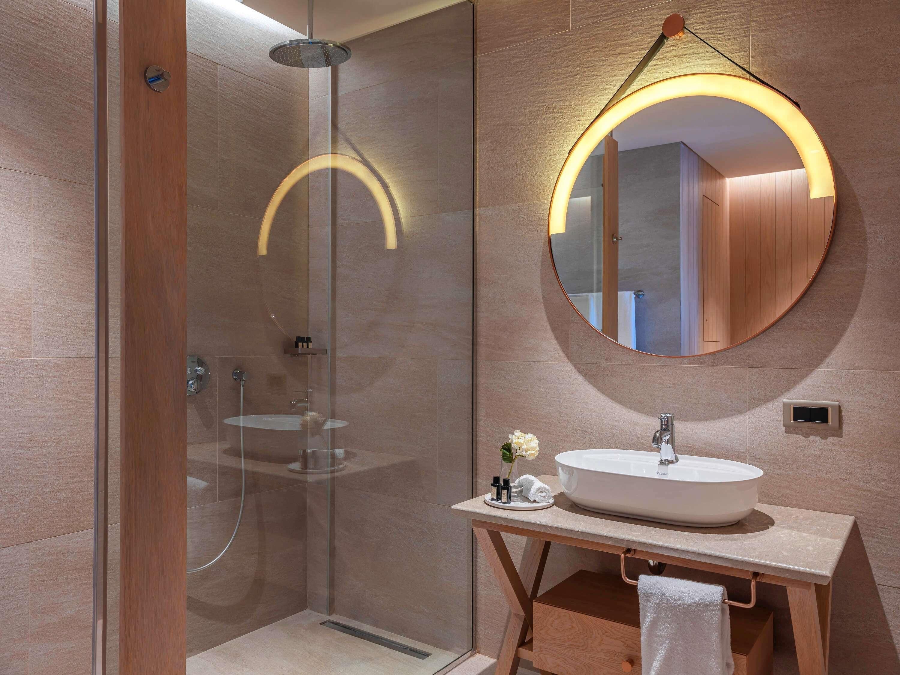 Luxe beddengoed, donsdekens, een minibar, een kluis op de kamer