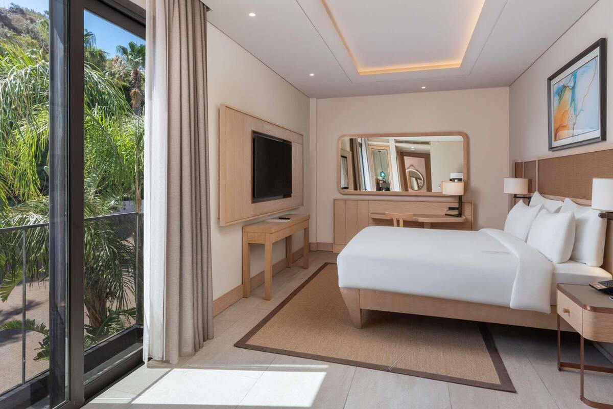 Habitación Deluxe, vistas al jardín | Ropa de cama de alta calidad, edredones de plumas, minibar y caja fuerte