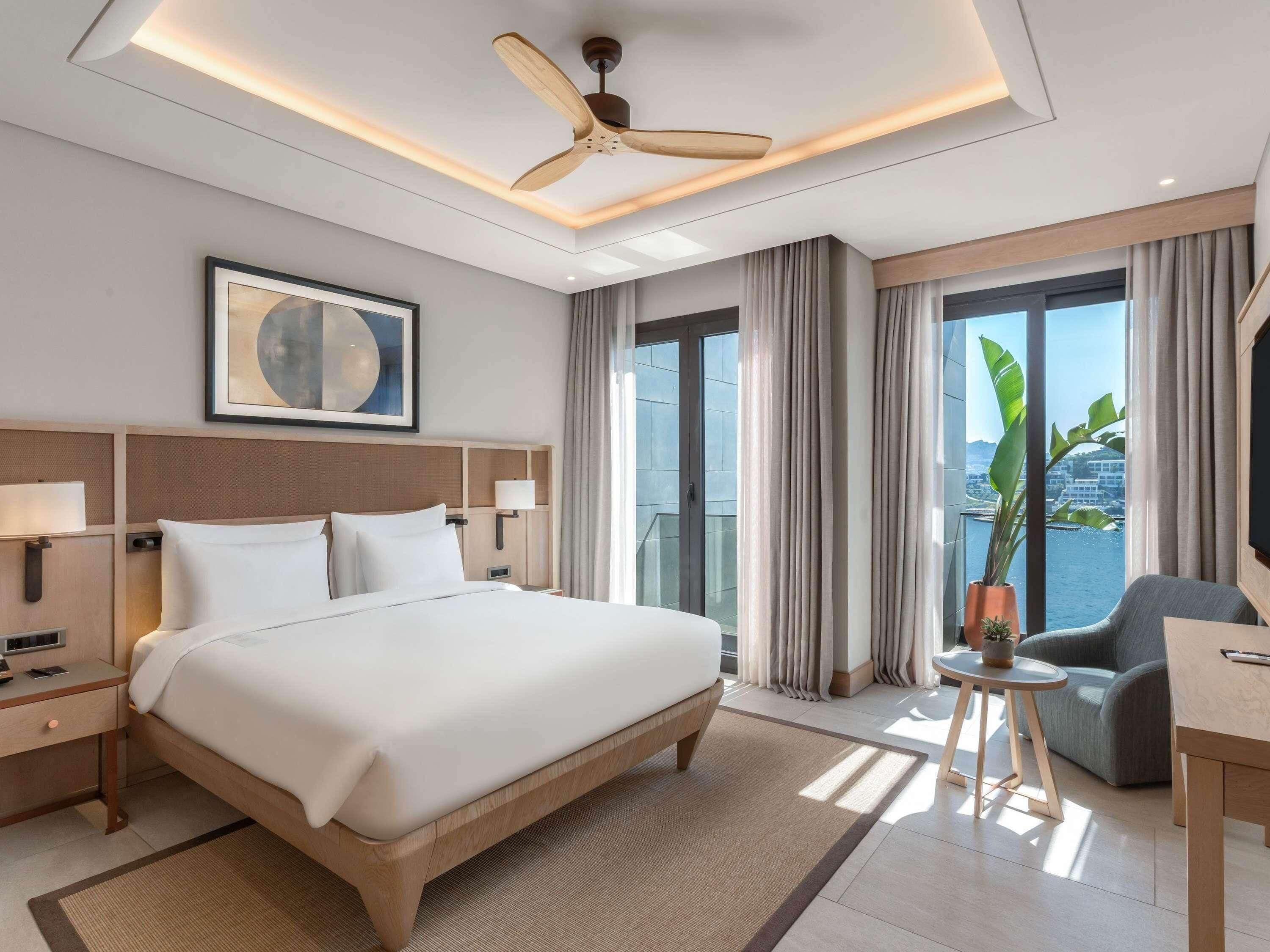 Suite ejecutiva, 1 cama de matrimonio grande, vistas al mar | Ropa de cama de alta calidad, edredones de plumas, minibar y caja fuerte