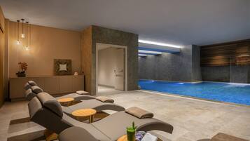 Una piscina cubierta, una piscina al aire libre de temporada, sombrillas