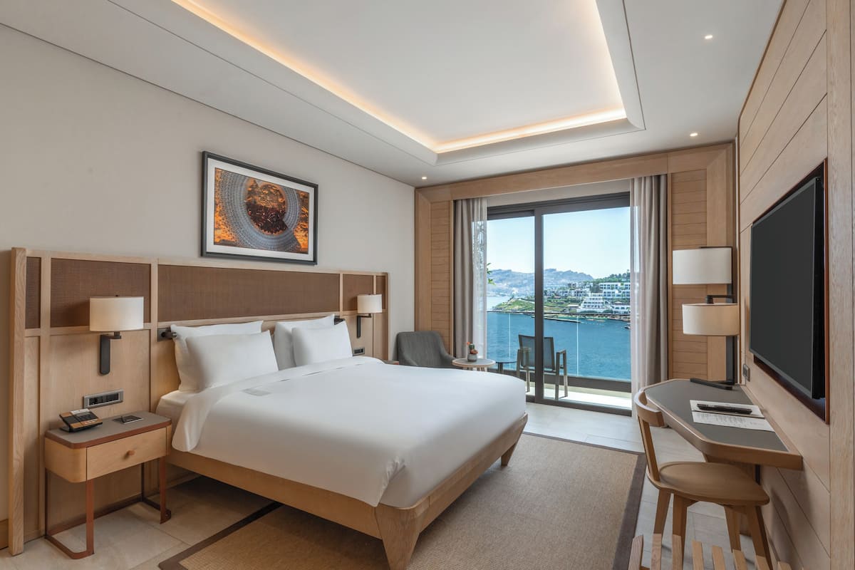 Habitación Deluxe, 1 cama matrimonial, vista al mar | Ropa de cama de alta calidad, edredón y minibar