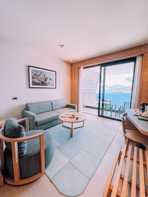 Suite exécutive, 1 trÚs grand lit, vue sur la mer | Aire de séjour | Téléviseur ACL de 55 po avec télévision par cùble, téléviseur, Netflix