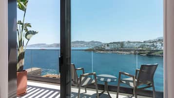 Suite junior, 1 cama King size, vista al mar | Ropa de cama de alta calidad, edredón y minibar
