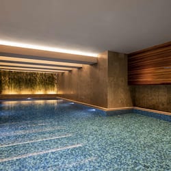 Piscina interna, piscina externa sazonal, guarda-sóis, espreguiçadeiras