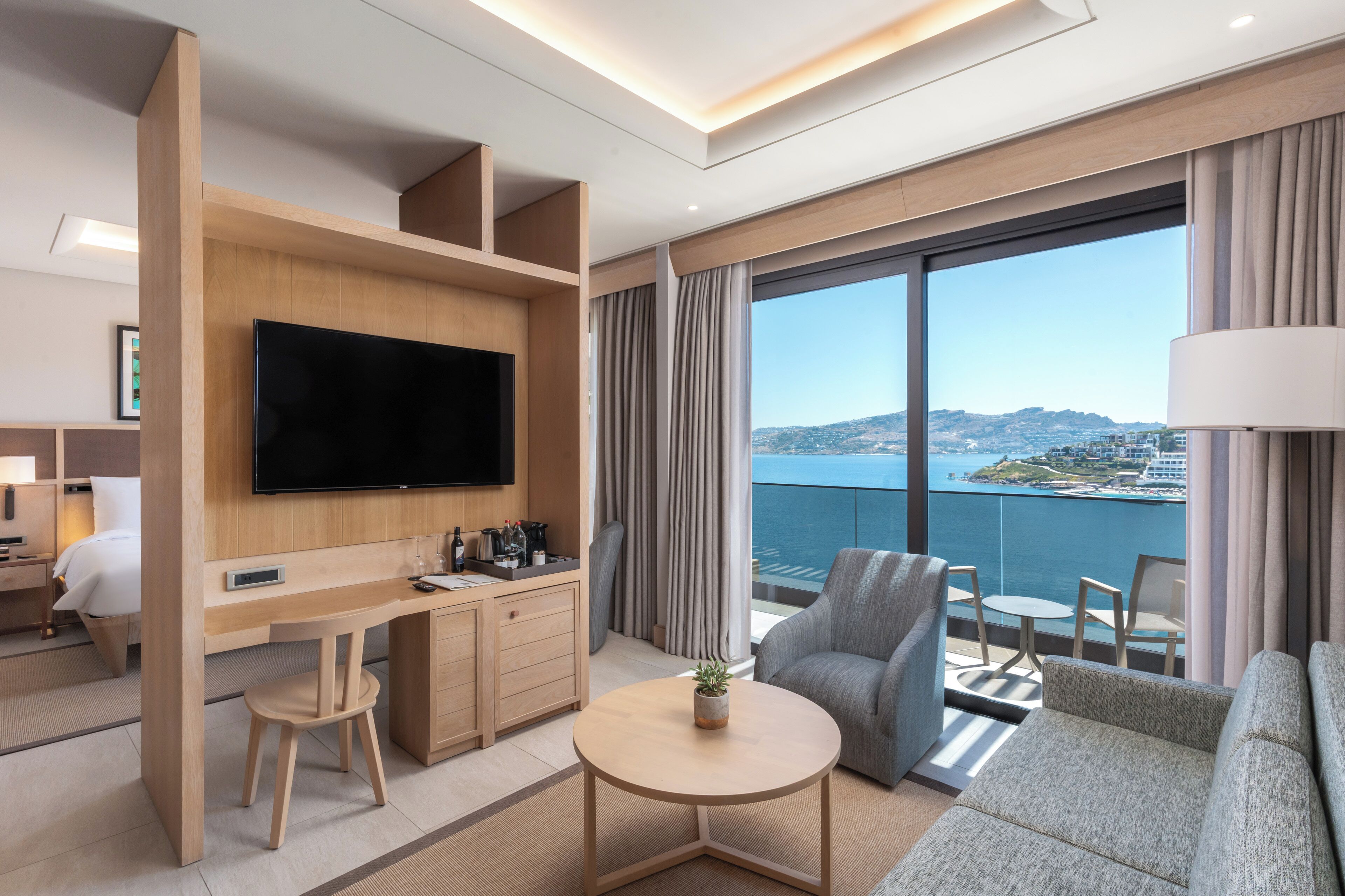 Suite Junior, 1 très grand lit, vue mer | Literie de qualité supérieure, couette en duvet d'oie, minibar