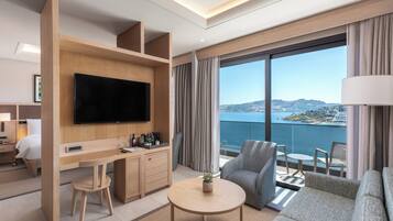 Suite Junior, 1 trÚs grand lit, vue mer | Literie de qualité supérieure, couette en duvet d'oie, minibar